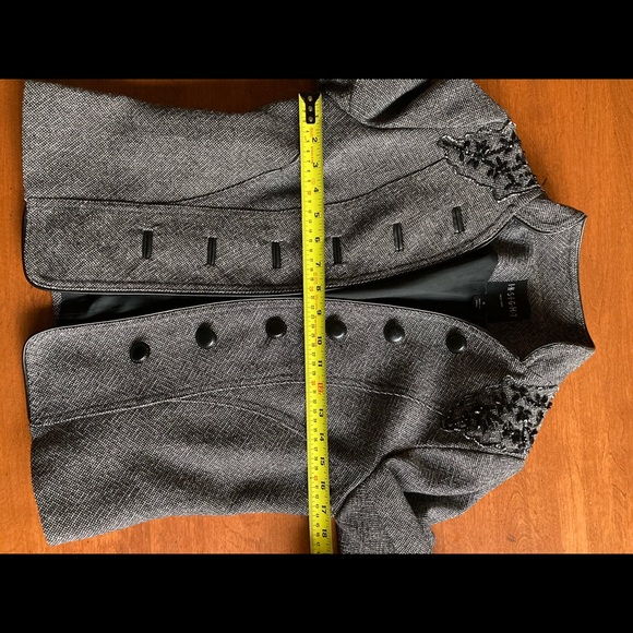 INSIGHT NEW YORK TWEED FITTED BEADED BLAZER. - Picture 3 of 9